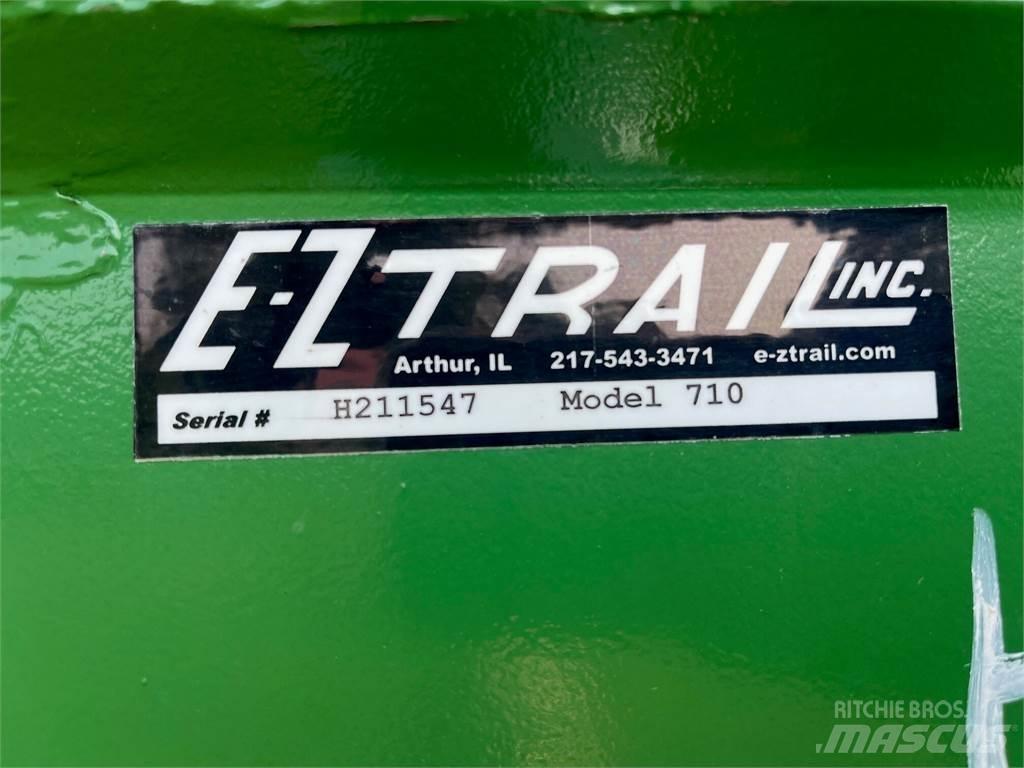 E-Z Trail 710 Ремаркета за зърно / силаж
