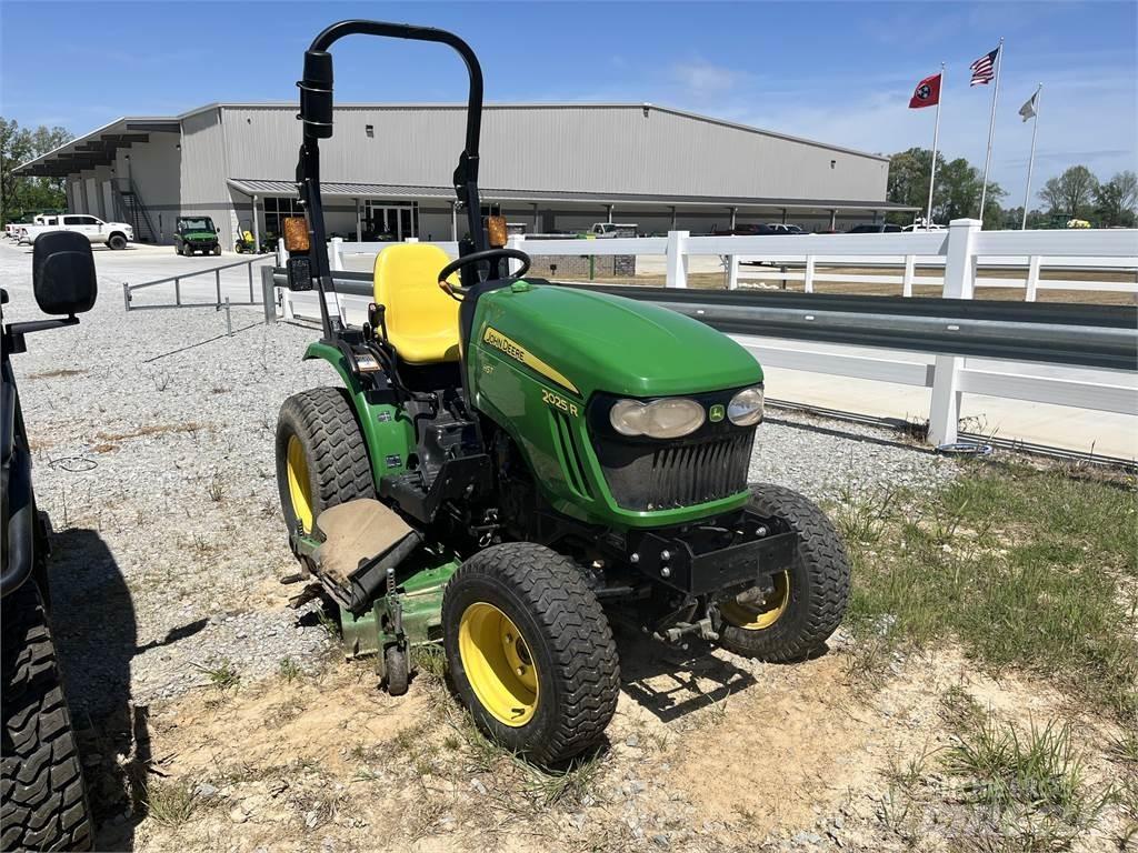 John Deere 2025R Компактни трактори