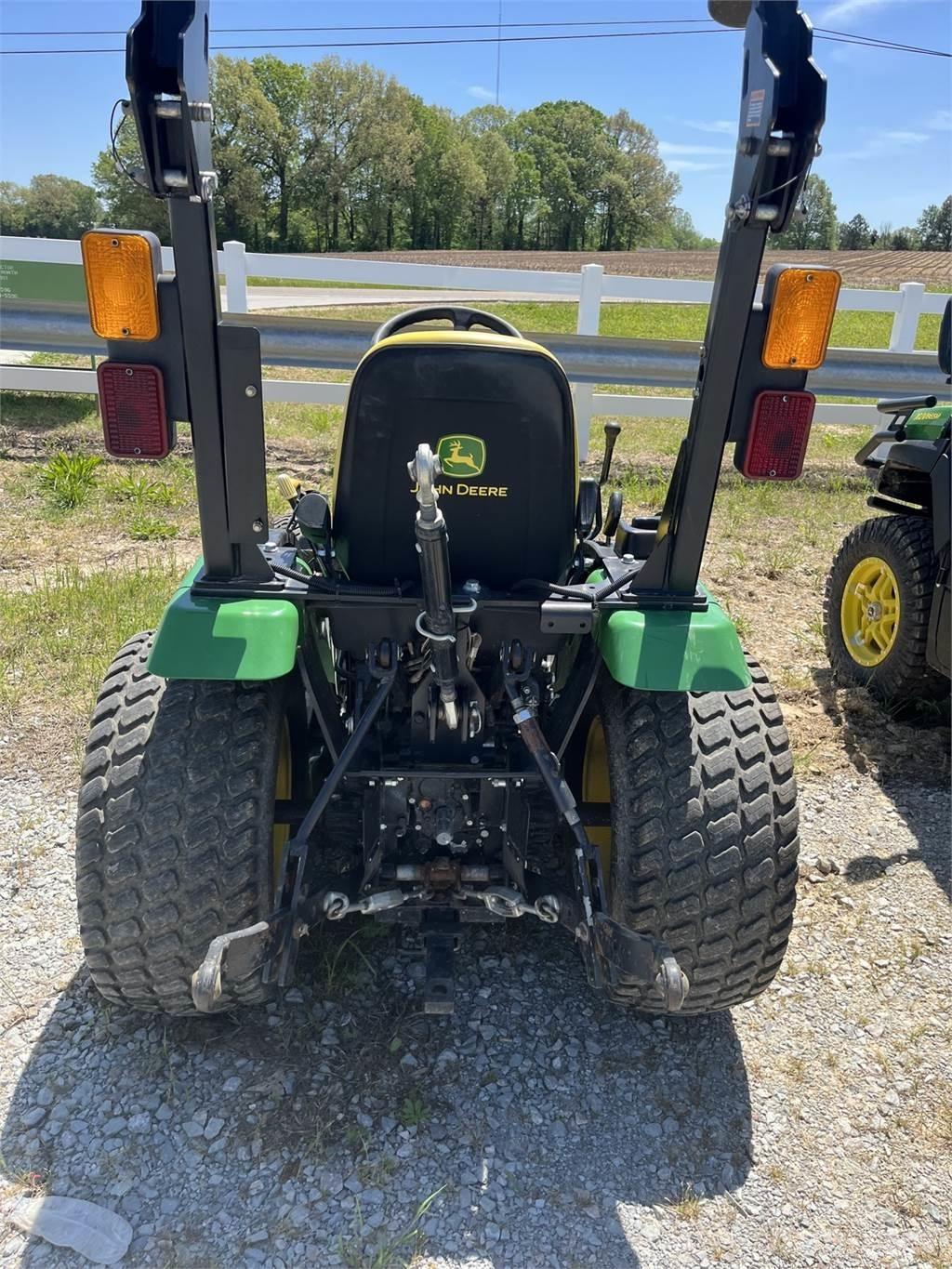 John Deere 2025R Компактни трактори