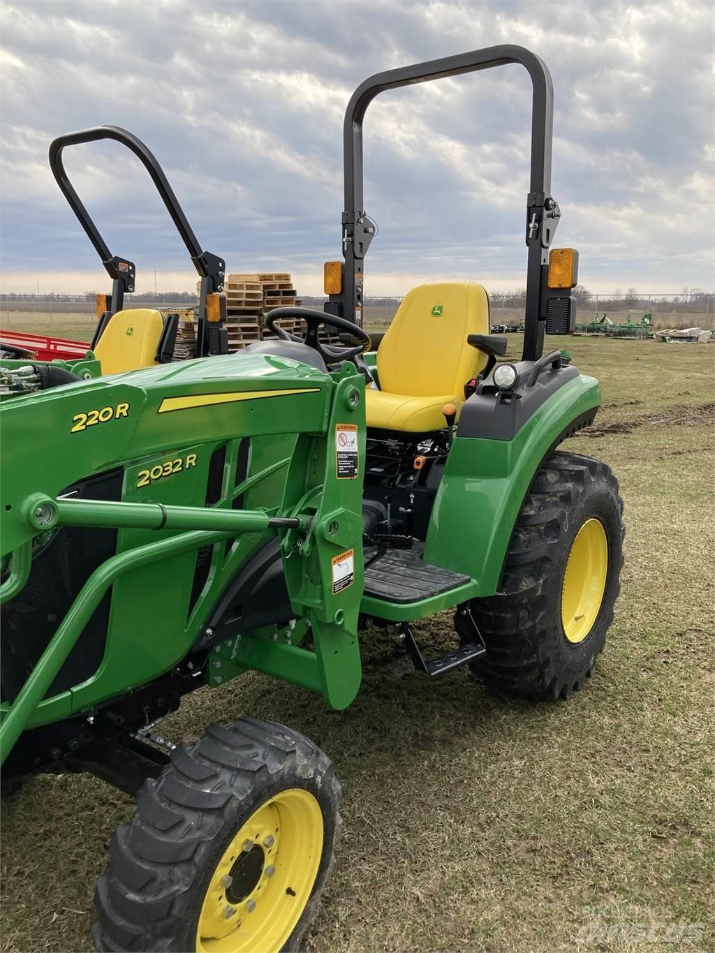 John Deere 2032R Компактни трактори
