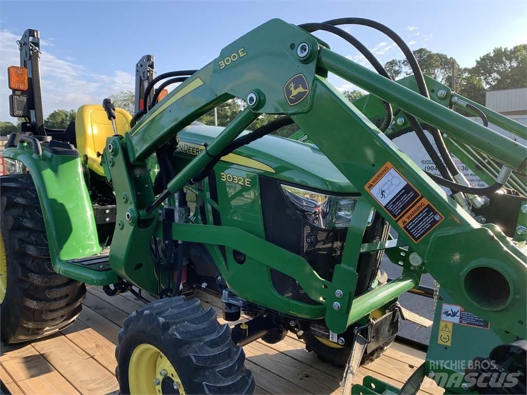 John Deere 3032E Компактни трактори