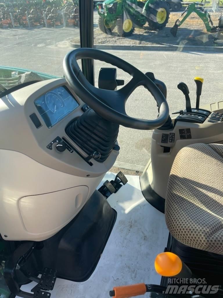 John Deere 3046R Трактори