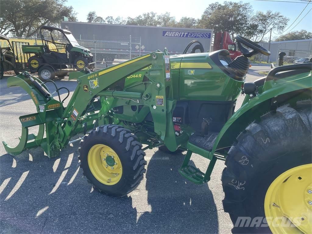 John Deere 4044R Трактори