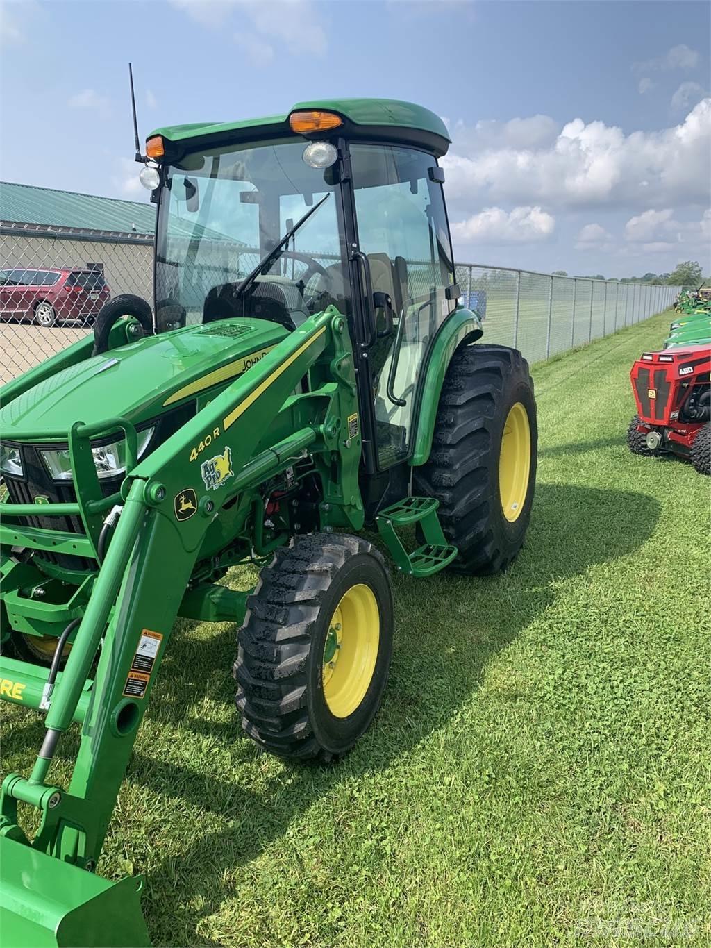 John Deere 4044R Трактори