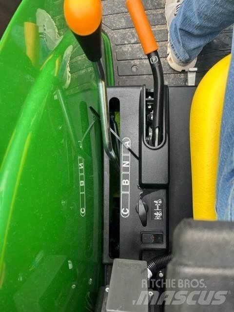John Deere 4044R Трактори