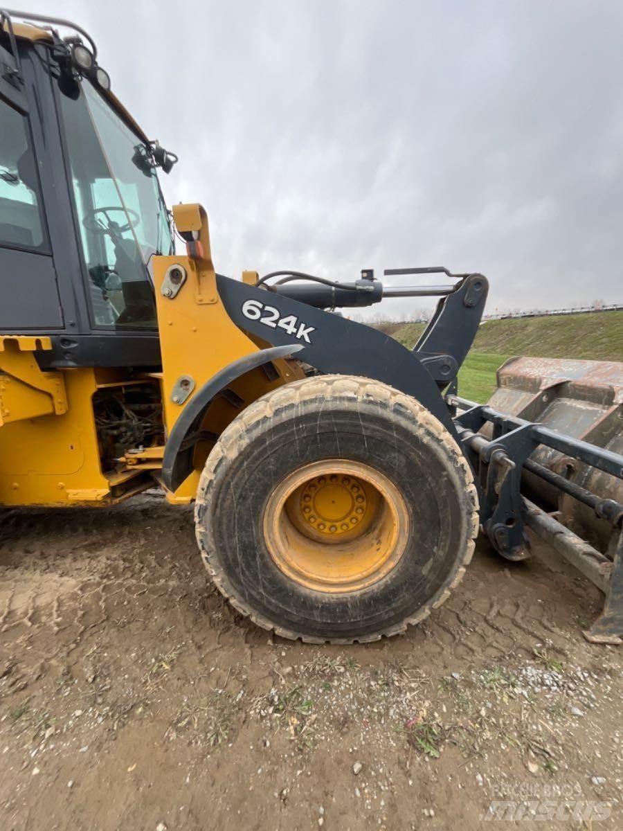 John Deere 624K Колесни товарачи