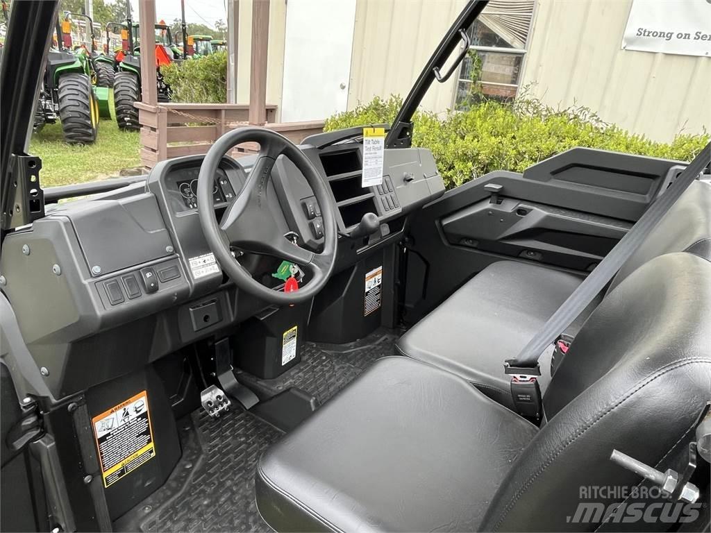 John Deere 835M Комунални съоражения
