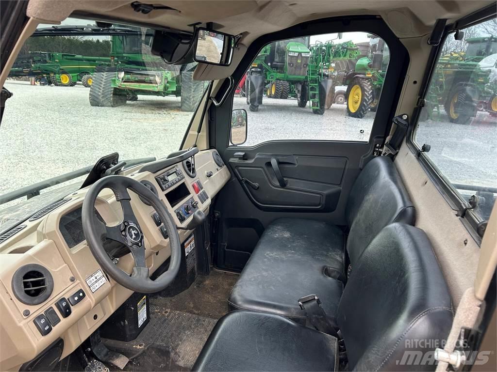 John Deere 835R Комунални съоражения