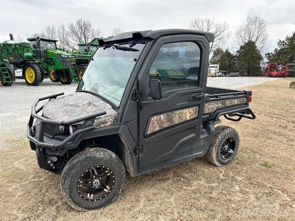 John Deere 835R Комунални съоражения