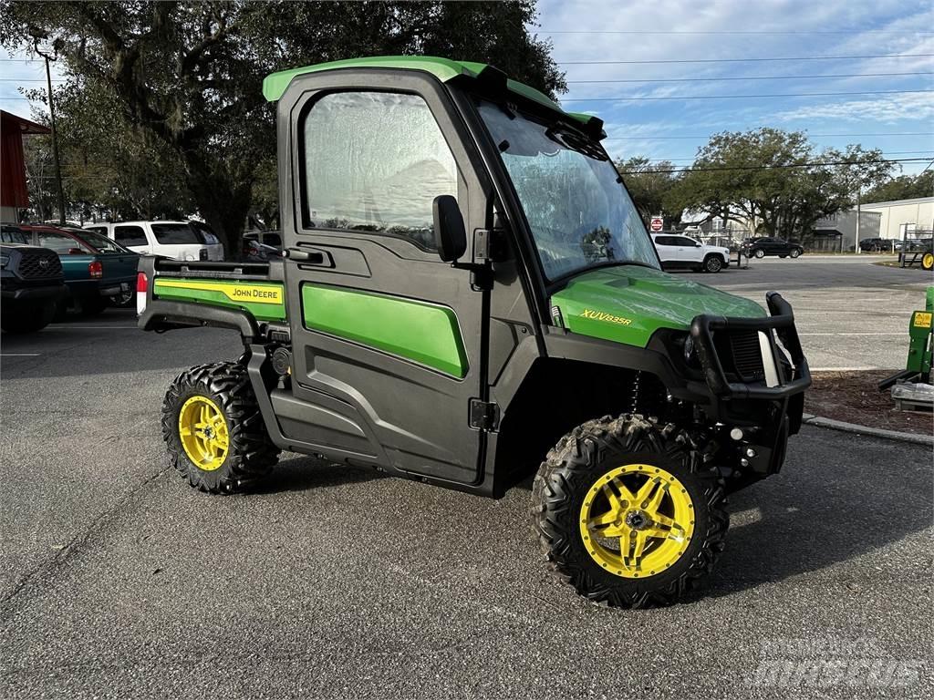 John Deere 835R Комунални съоражения
