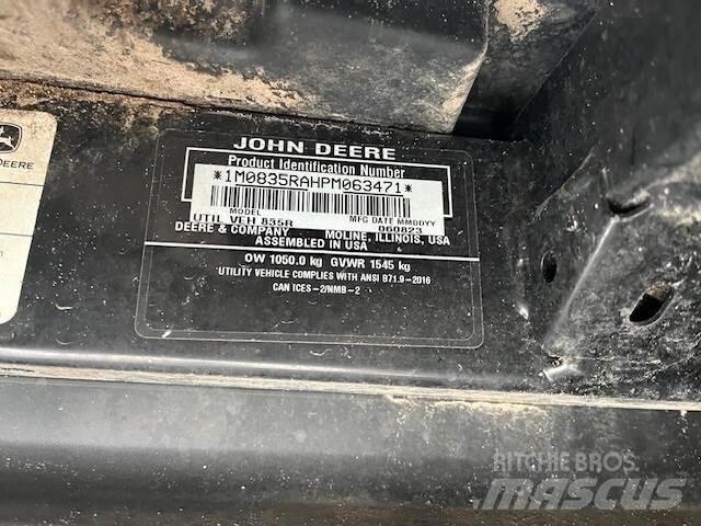 John Deere 835R Комунални съоражения