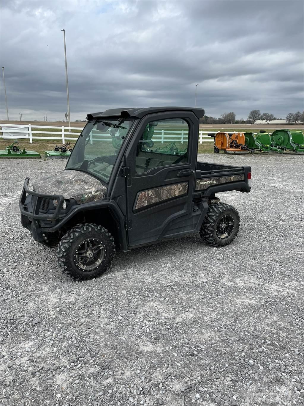 John Deere 835R Комунални съоражения