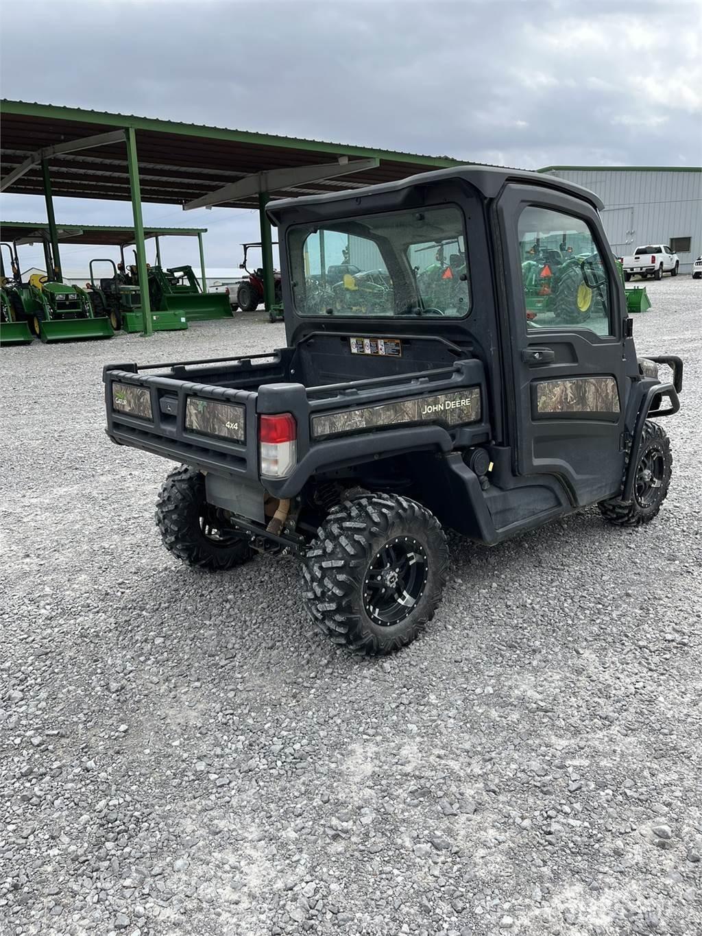 John Deere 835R Комунални съоражения