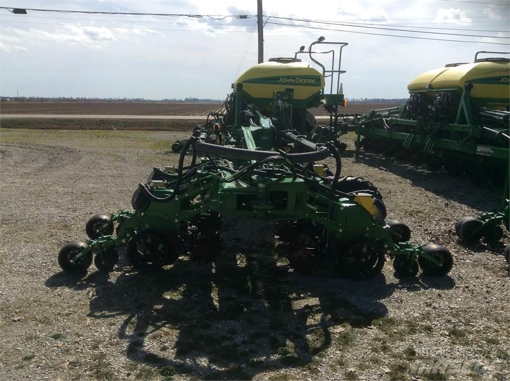 John Deere DR18 Сеялки
