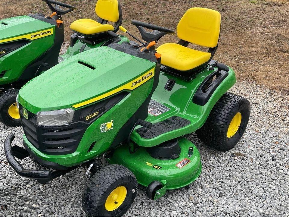 John Deere S220 Компактни трактори