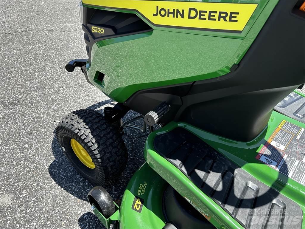 John Deere S220 Тракторни косачки
