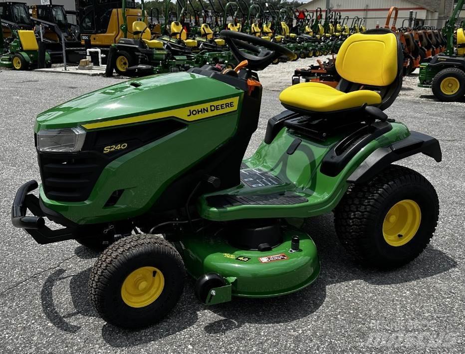 John Deere S240 Компактни трактори