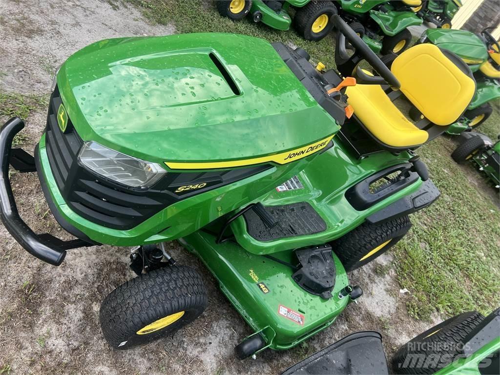 John Deere S240 Компактни трактори