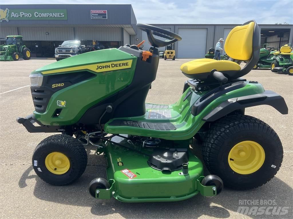 John Deere S240 Компактни трактори