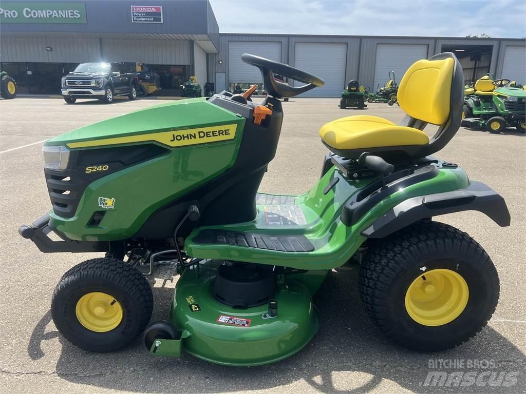 John Deere S240 Компактни трактори