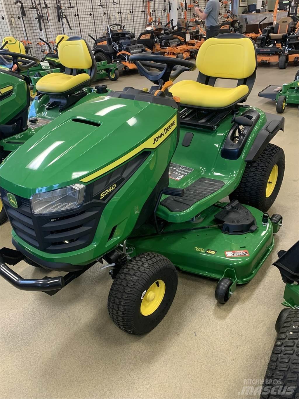 John Deere S240 Компактни трактори