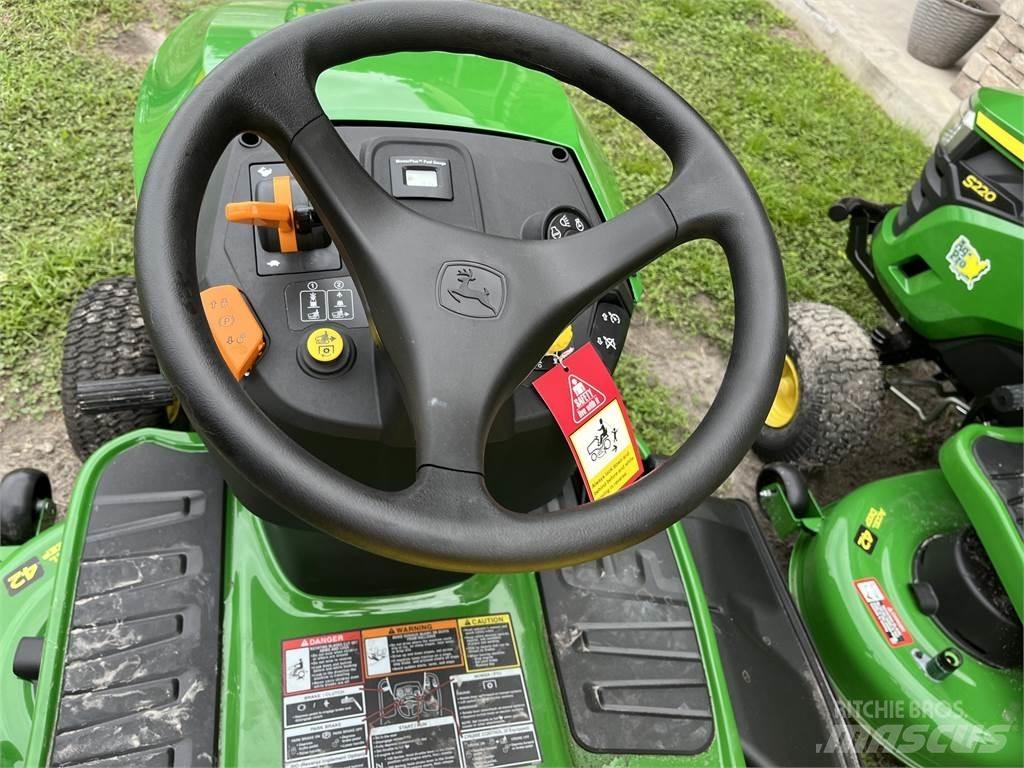 John Deere S240 Компактни трактори