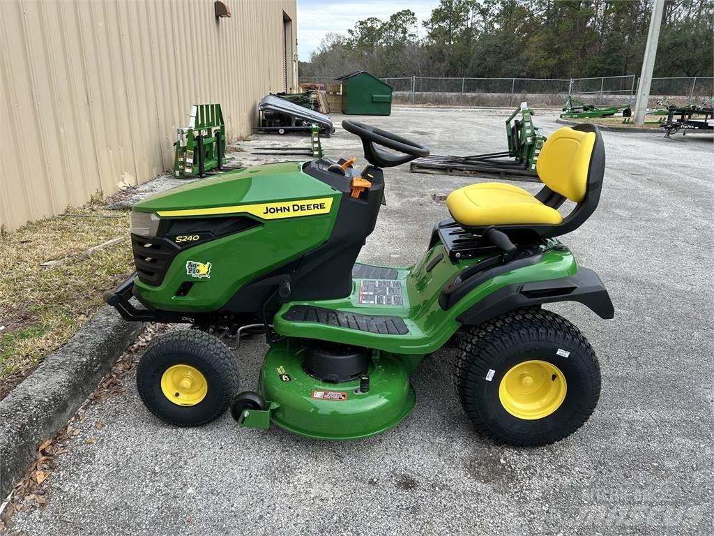 John Deere S240 Компактни трактори