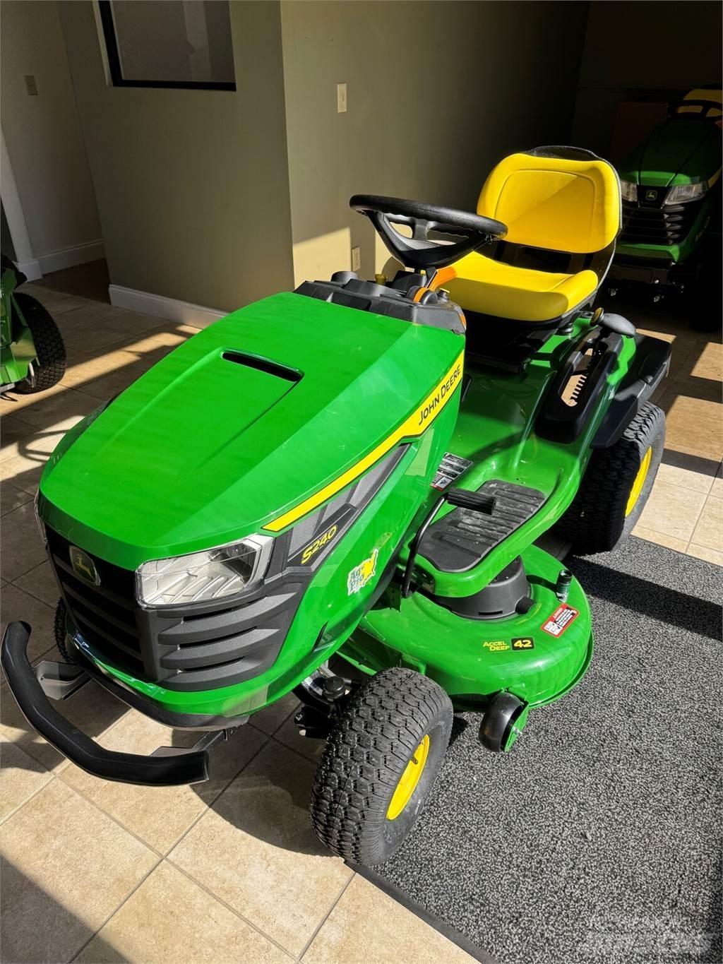 John Deere S240 Компактни трактори