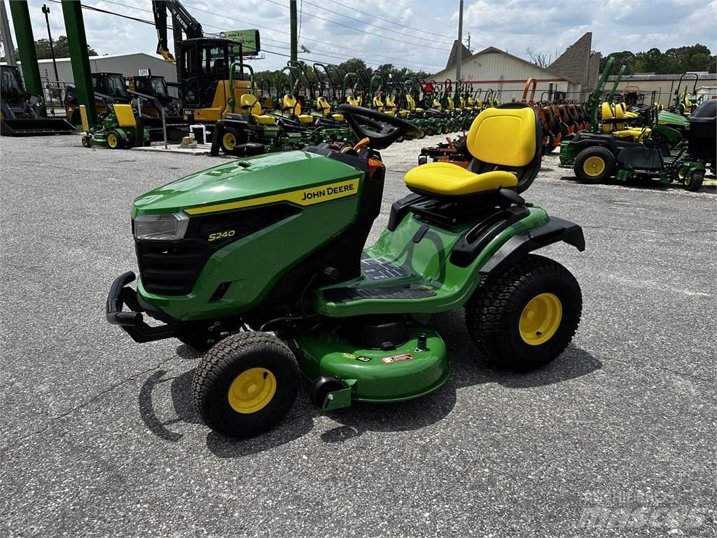 John Deere S240 Компактни трактори