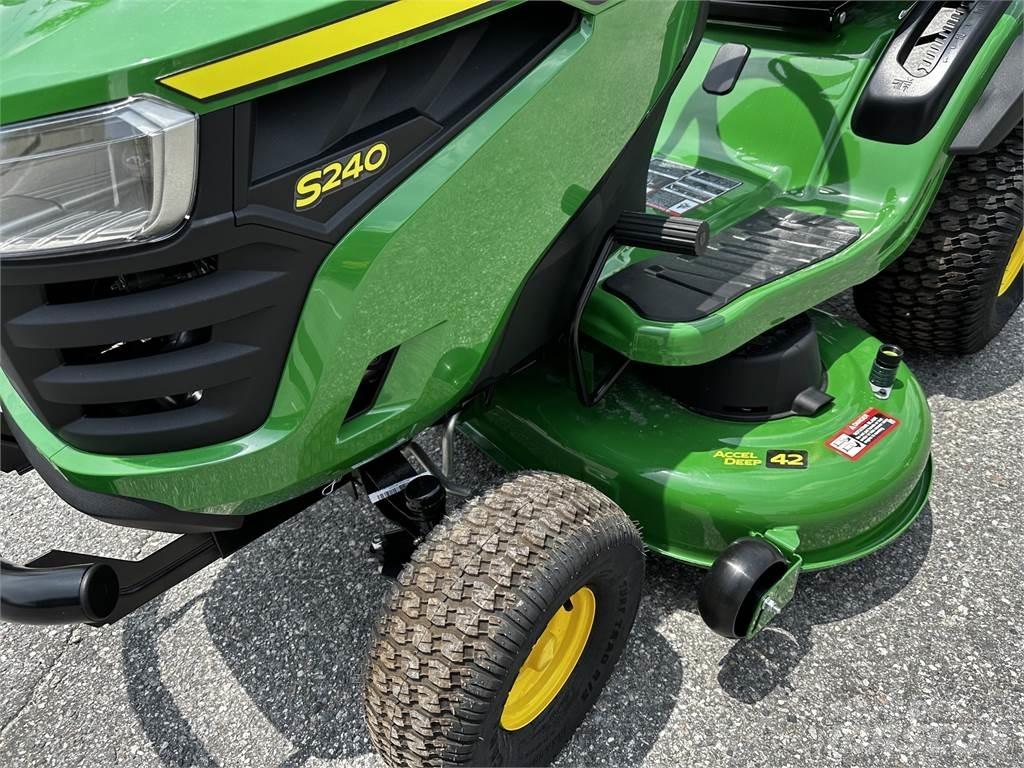 John Deere S240 Компактни трактори