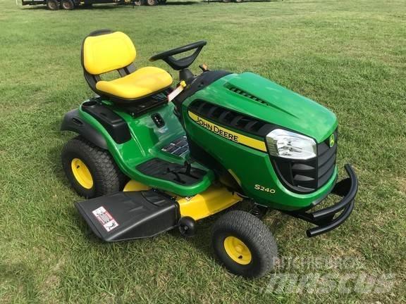 John Deere S240 Компактни трактори