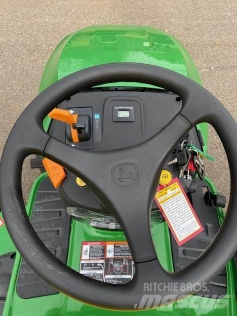 John Deere S240 Компактни трактори