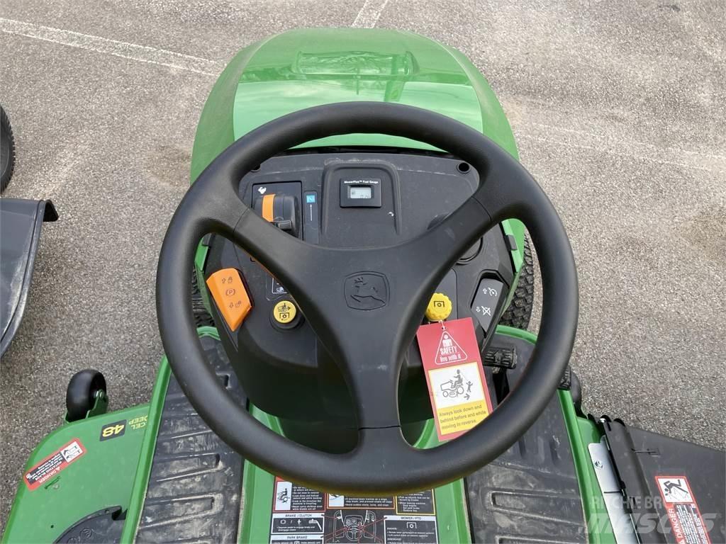 John Deere S240 Компактни трактори