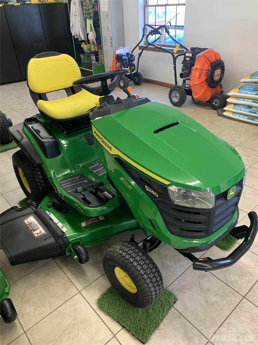 John Deere S240 Компактни трактори