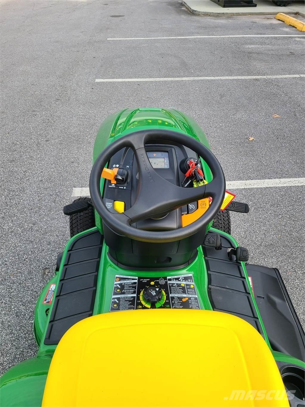 John Deere X330 Компактни трактори