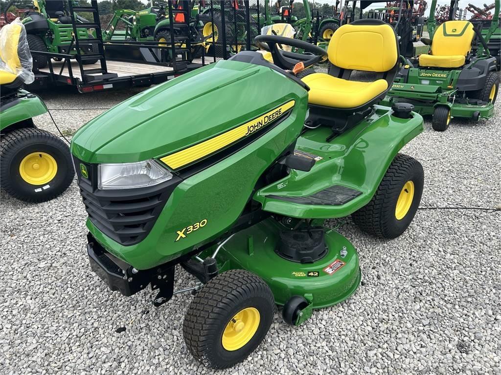 John Deere X330 Компактни трактори