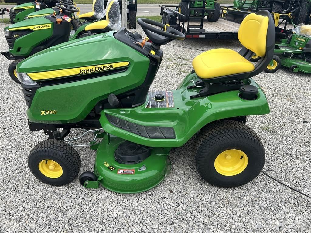 John Deere X330 Компактни трактори