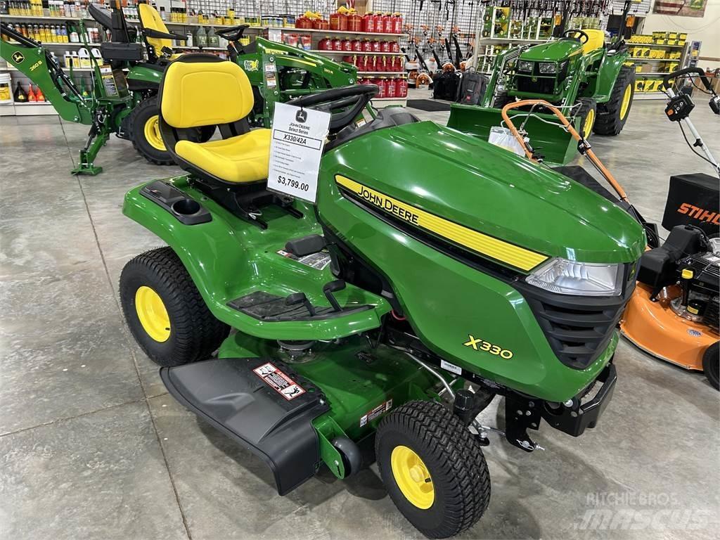 John Deere X330 Компактни трактори