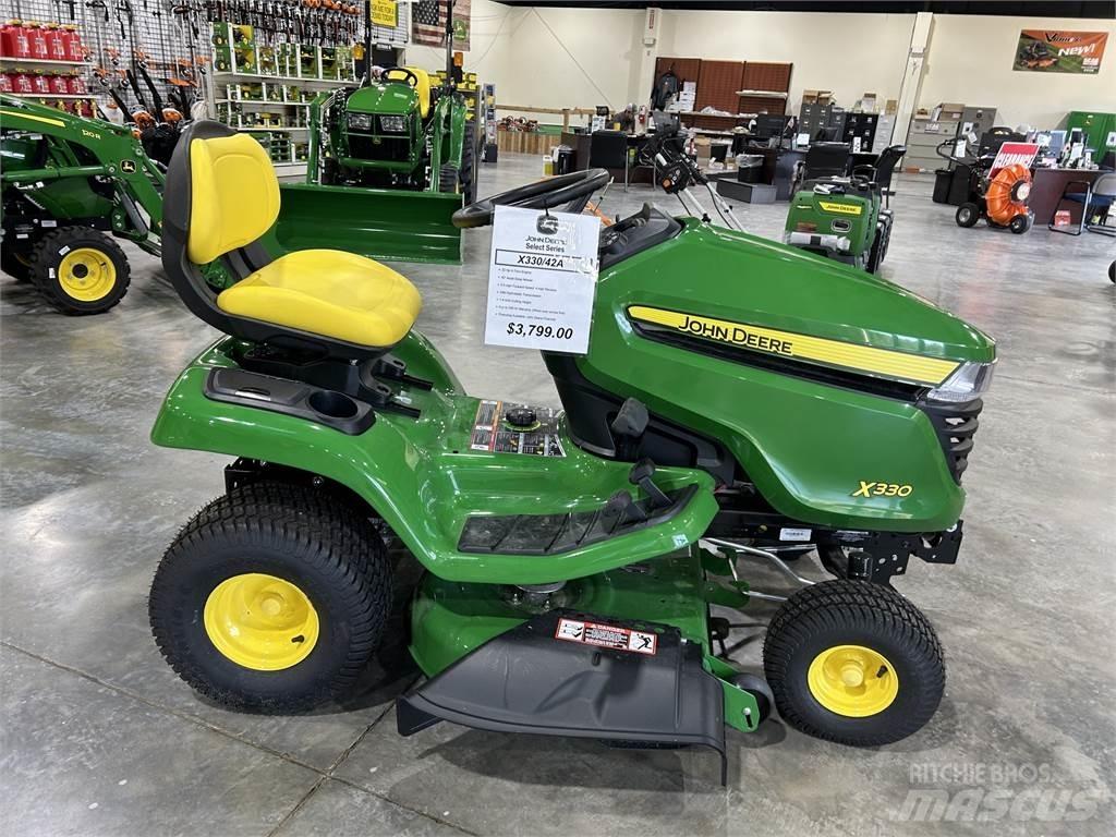John Deere X330 Компактни трактори