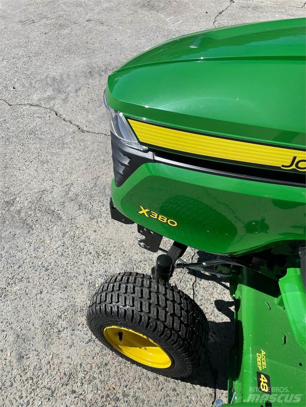 John Deere X380 Компактни трактори