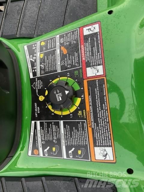 John Deere X380 Компактни трактори