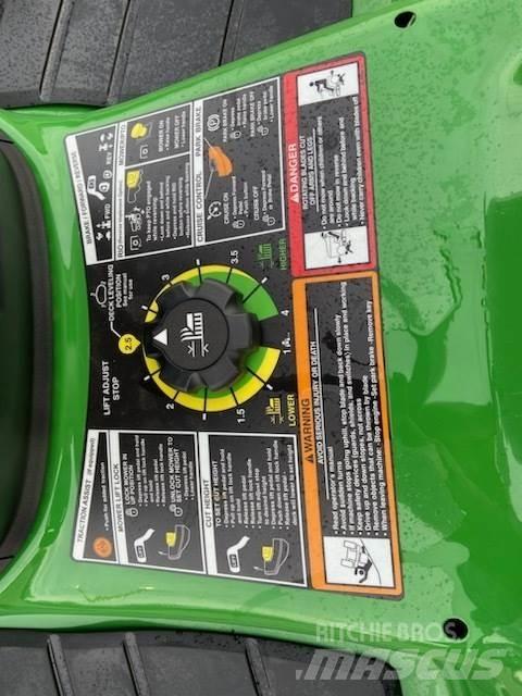 John Deere X380 Компактни трактори