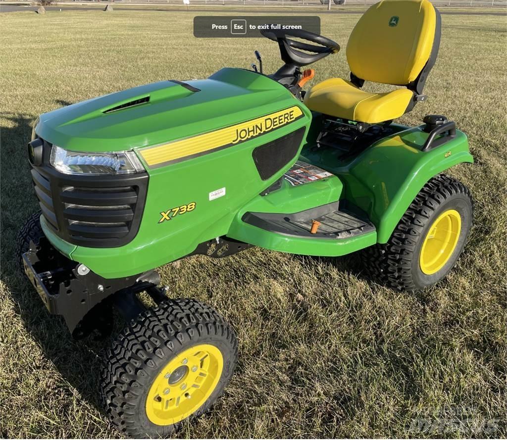 John Deere X738 Компактни трактори