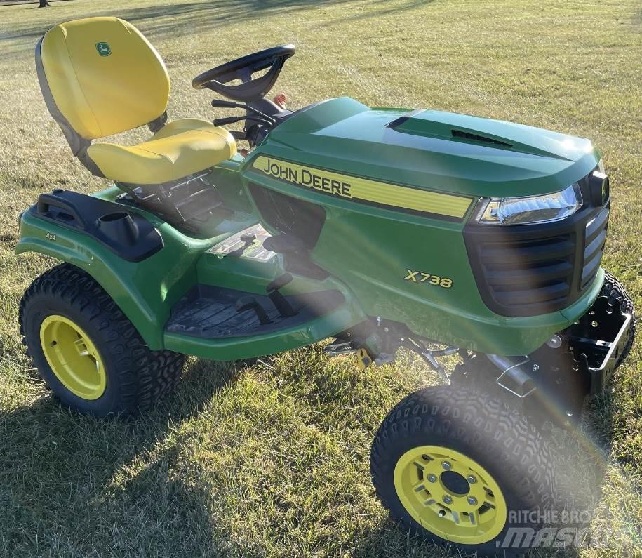 John Deere X738 Компактни трактори