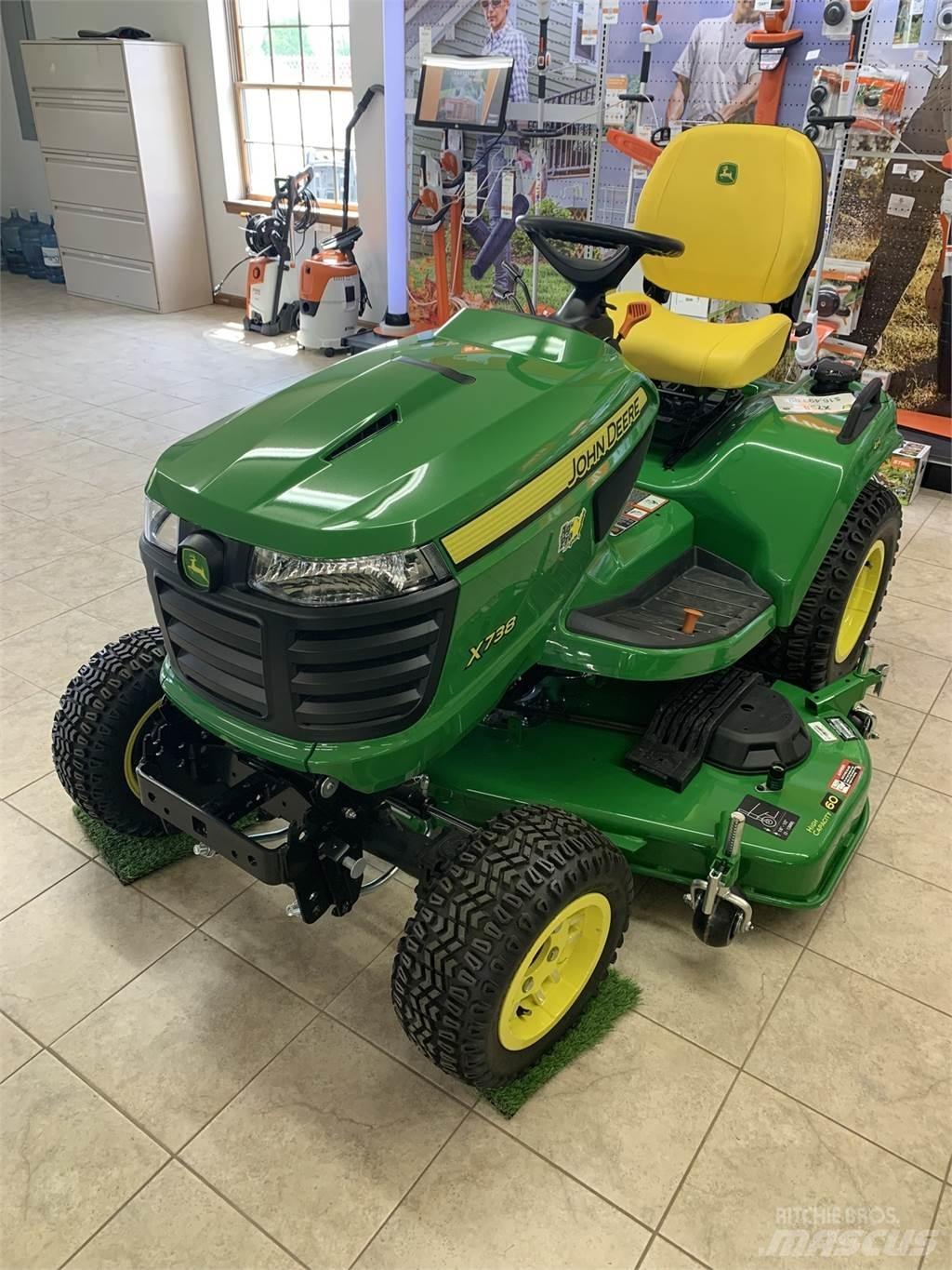 John Deere X738 Компактни трактори