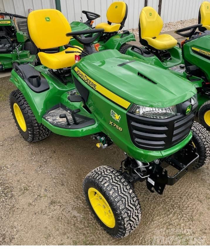 John Deere X758 Компактни трактори