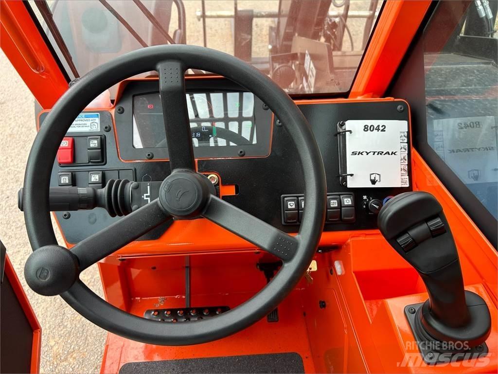 SkyTrak 8042 Телескопични товарачи