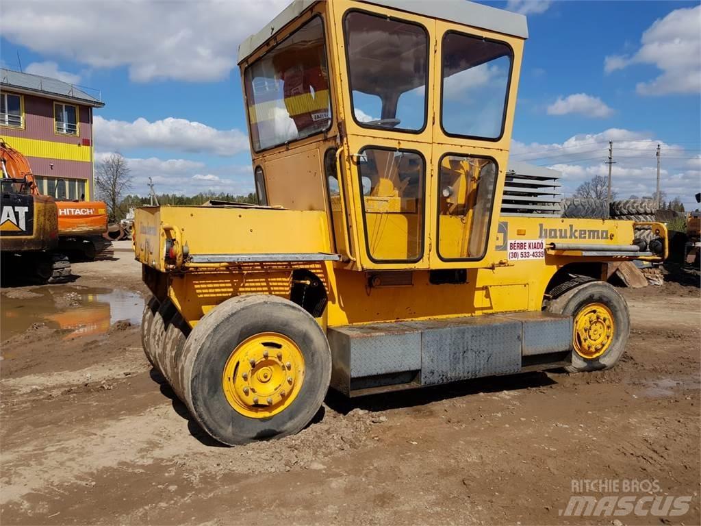 Bomag SGW-17 Пневматични гумени  ролки
