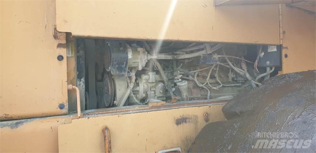 CASE 921 B Колесни товарачи