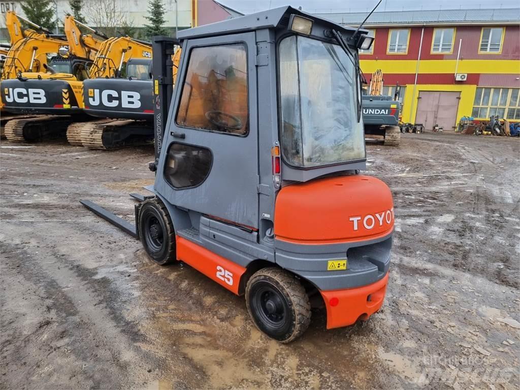 Toyota FD25 Дизелови камиони